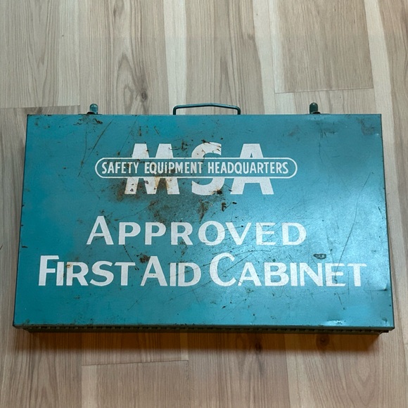 Vintage MSA Mine Safety Appliances First Aid Kit Metal Box ORIGINAL CONTENTS - Picture 1 of 4